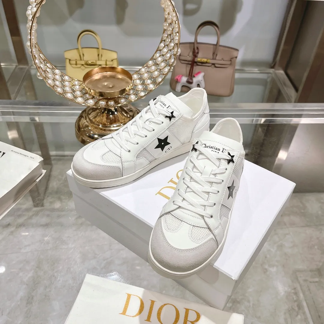 👟👟Ex-factory price 560👟👟Dior2024 new white shoes, Dior Dior Star women's sports shoes, very light summer white shoes. The upper is carefully made of imported suede, decorated with tonal suede panels, metal stars decorate the lace eyelets, and breathable mesh inside. The upper is punched and designed not to stuffy the feet. It is equipped with Christian Dior logo and thin soles. The thick sole is suitable for all seasons! Size: 35-41 (40 and 41 are customized and cannot be returned or exchanged)